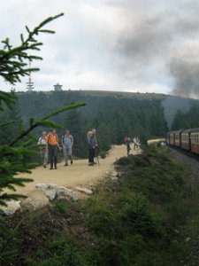 [billede: vandrersmænd på vandrestien set fra et tog, Bloksbjerg i baggrund]