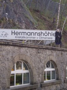 [billede: skilt til indgangen af Hermannshulen]