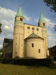 [billede: vue op kirken St. Cyriakus i Gernrode]