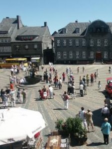 [billede: Goslars torveplads med springvand]