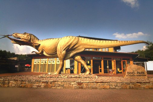 [billede: T-Rex foran indgangen til parken]