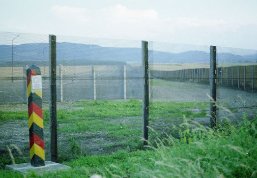[billede: grænsepost, gitterhegn, Harzens bjerge i baggrund]