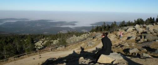 [billede: vue fra Bloksbjergets top, kvinde sidder i forgrund]