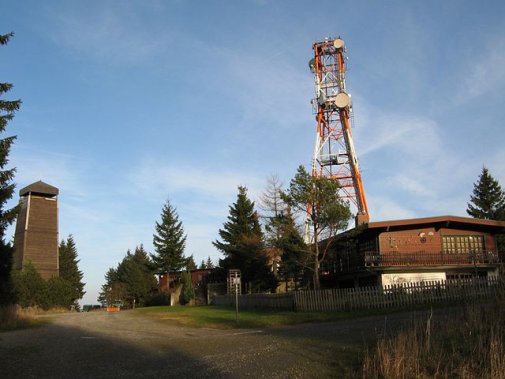 [billede: trætårn, radiotårn og restaurantbygning på Bocksbergs top]