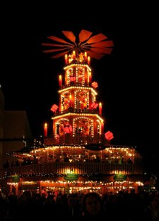 [billede: julepyramide på julemarkedet i Hannover]