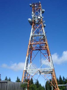 [billede: ståltårn med antenner og paraboler]