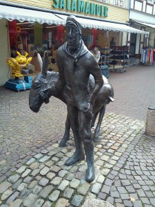[billede: æseldriverskulpturen i gågaden i Osterode am Harz]