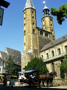 [billede: vue på Marktkirkens tårne, hestevogn i forgrund]