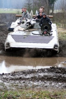 [billede: russisk tank kører ind i en stor vandpyt]