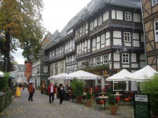 [billede: gågade med bindingsværkshuse i Goslar]