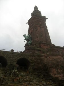 [billede: Kyffhäusermonumentet med statuen af Kejser Wilhelm 1.]