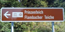 [billede: brun vejskilt til Prinzenteich og Flammbacher Teiche med UNESCO-logo]