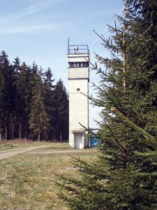 [billede: vagttårn ved den tidligere grænse]