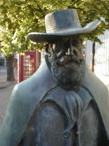 [billede: statue af digteren Wilhelm Busch]