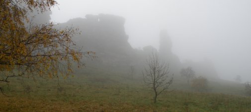 [billede: Teufelsmauers klipper i tåge]