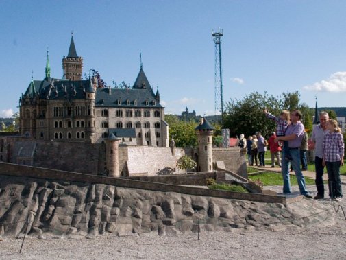[billede: model af slottet Wernigerode med originalen i baggrund]