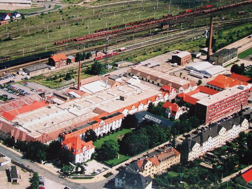 [billede: luftbillede, vue på fabrikbygningerne]