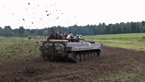 [billede: russisk tank kører på en mudderet eng]