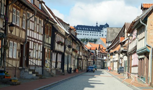 [billede: vue op hovedgaden i Stolberg mod slottet]