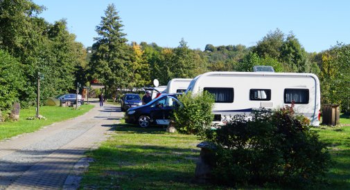 [billede: vue på Klostercamping Thale, flere campingvogne]