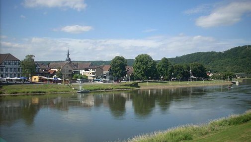 [billede: floden Weser, kirke og huse i baggrund]
